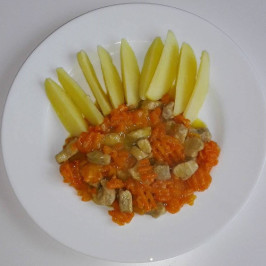 Vepřová plec dušená s mrkví a vařenými brambory